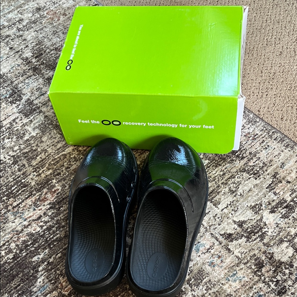 OOFOS Black Mules/Clogs